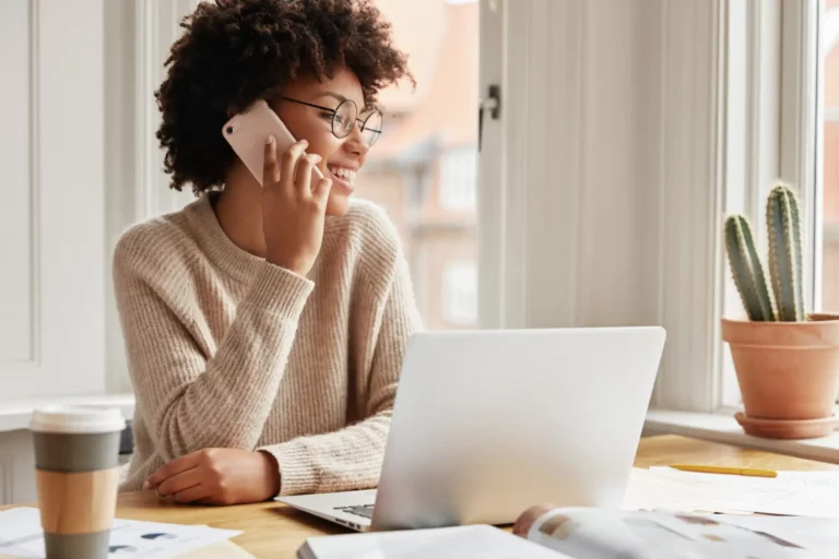 Femme au téléphone